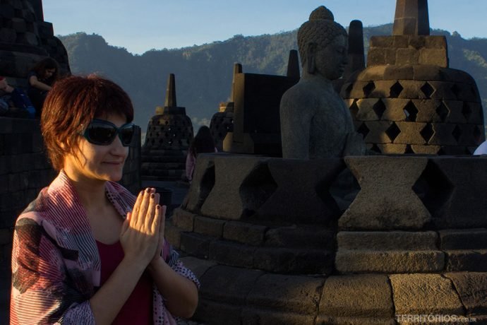 Agradecendo o momento no maior templo budista do mundo