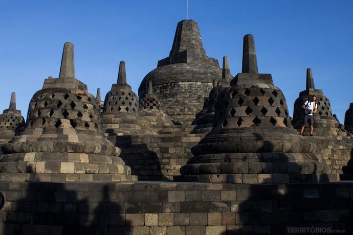 Estupas no alto, dentro de cada uma tem a imagem do Buda