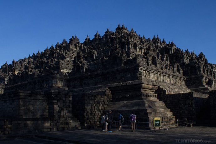 O templo principal visto de lado é uma pirâmide