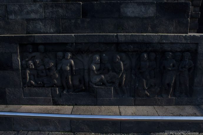 Painéis em relevo contam a história da humanidade e dos ensinamentos budistas