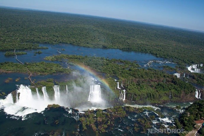 A parte de cima é o lado argentino com uma das passarelas do Circuito Superior. Garganta del Diablo à esquerda A parte de cima é o lado argentino com uma das passarelas do Circuito Superior. Garganta del Diablo à esquerda