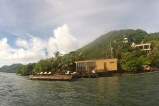 Deep Blue Restaurante tem deck com mesas Deep Blue Restaurante tem deck com mesas