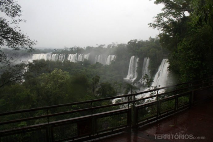 Vista das passarelas em dia de chuva