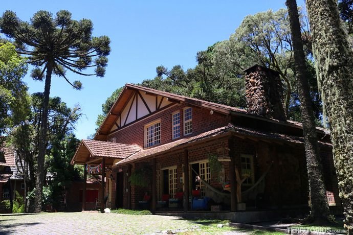 Casa principal tem suítes no segundo andar e áreas comuns à todos os hóspedes