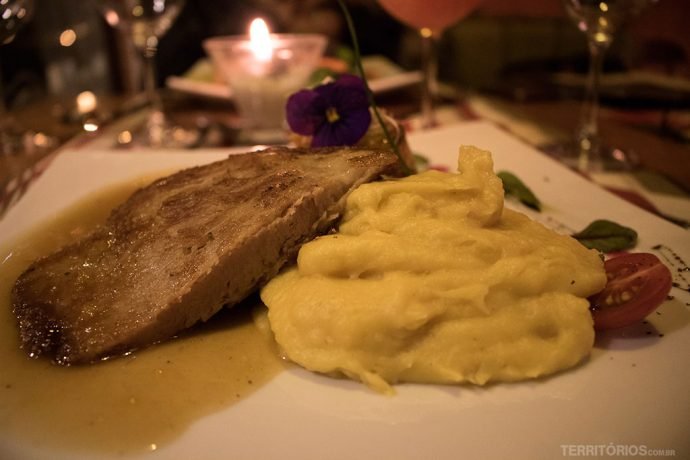 Bochecha de porco confitada ao molho de damasco e limão siciliano com ratatouille sobre purê de mandioquinha