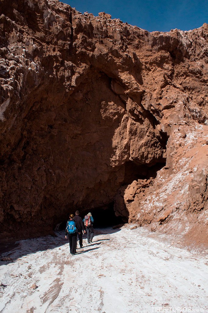 O curso do rio seco nos leva para dentro de cavernas na Cordilheira de Sal O curso do rio seco nos leva para dentro de cavernas na Cordilheira de Sal