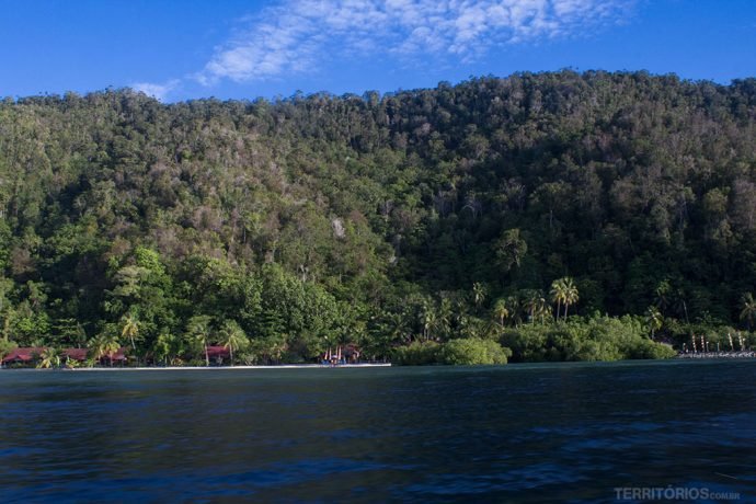 Raja Ampat Dive Lodge é praticamente a única construção na ilha Mansuar