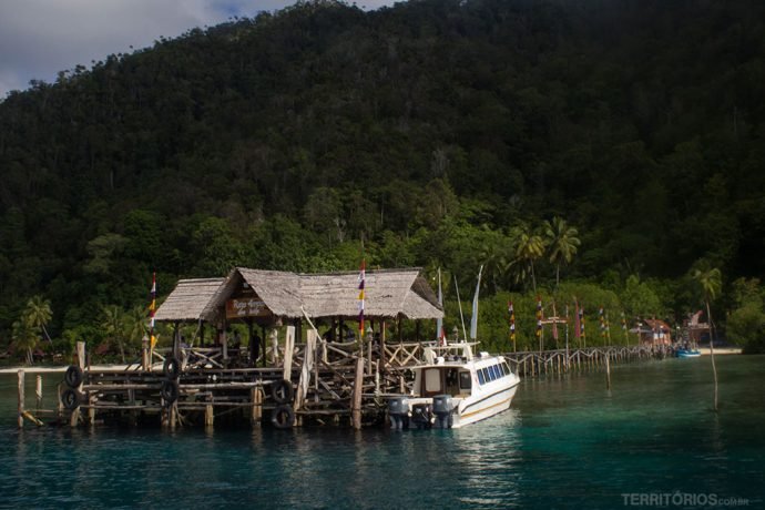 Barcos partem do trapiche ou entrada do lodge
