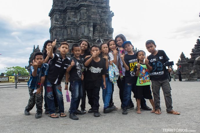 Crianças em busca de selfies com turistas Crianças em busca de selfies com turistas
