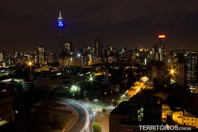Vista noturna do alto do Hotel Protea