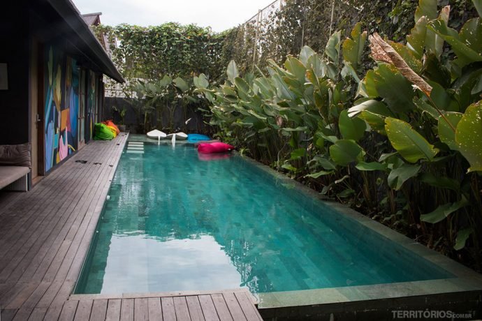 Piscina na frente do dormitório no M Boutique