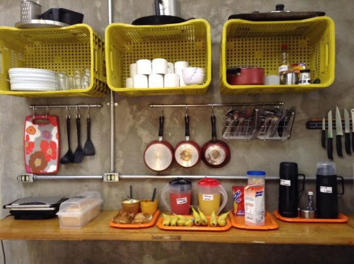 Café da manhã servido na cozinha comunitária