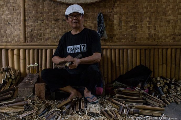 Artesão fabricando angklung