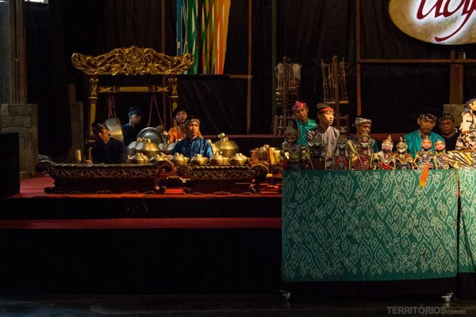 Orquestra Gamelão no teatro de bonecos Wayang Golek