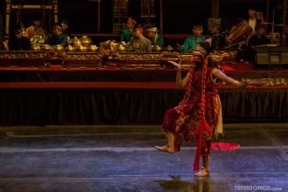 Dança típica aos som da Orquestra de Gamelão Dança típica aos som da Orquestra de Gamelão