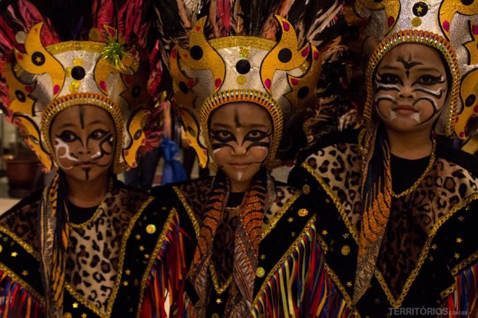 Crianças depois da apresentação de Tari Topeng Ireng