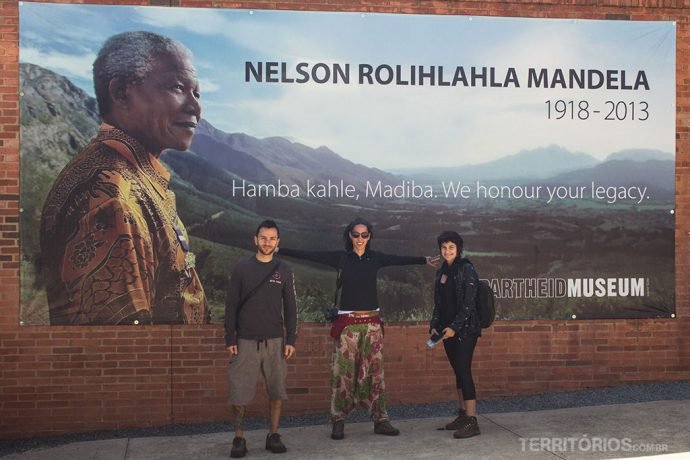Sinalização sempre inglês em todo país e, às vezes, junto com outro idioma local. No museu do Apartheid