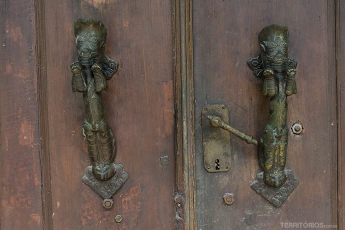 Detalhe nas portas de Kota Gede
