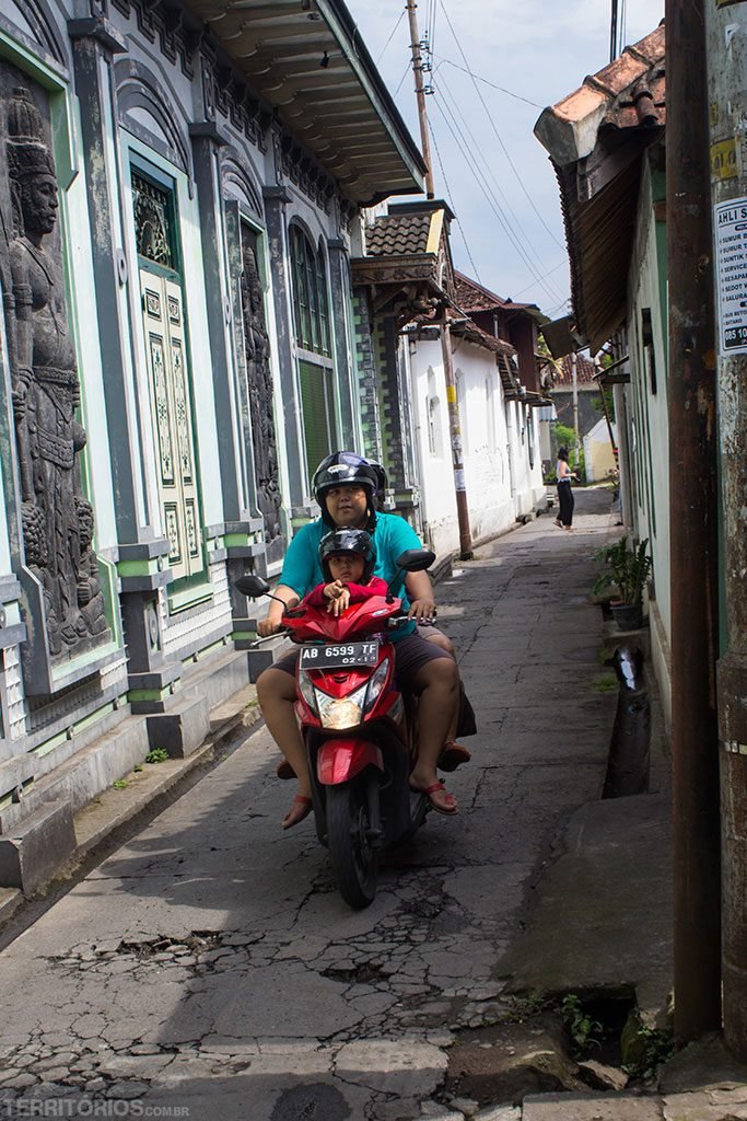 Scotter pelas ruas de Yogyakarta