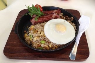 Nasi goreng com linguiça e ovo no almoço