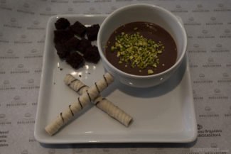 Cremosa sopa quente de Brigadeiro com Pistache