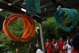 Brincando de desenhar círculos com panos Brincando de desenhar círculos com panos