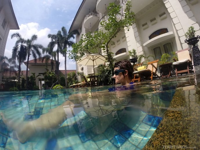 Curtindo a piscina do The Phoenix Hotel