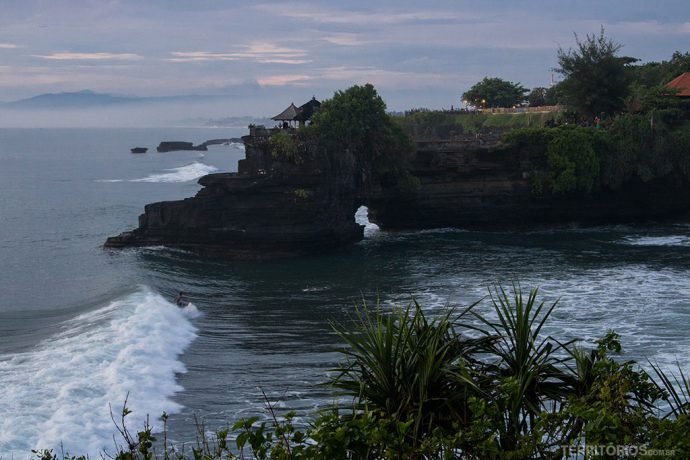 Surf no final de tarde em Tanah Lot