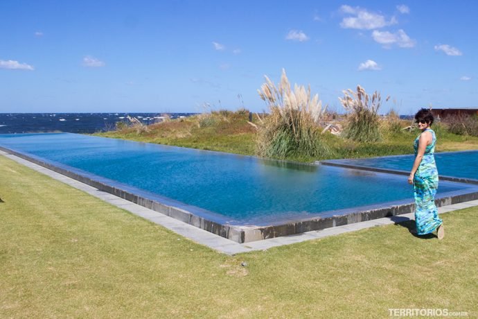 Piscina com borda infinita no Bahia Vik