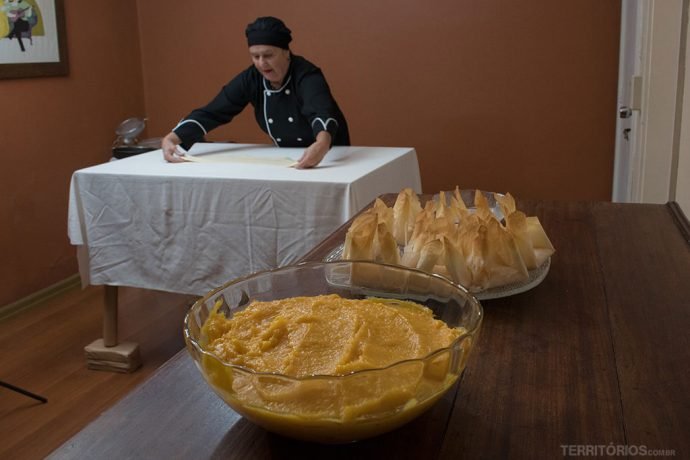Massa fina e ovos moles são os ingredientes do melhor doce de Pelotas