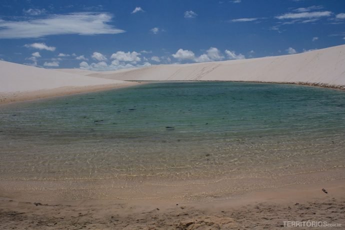 Lagoa cristalina nos Lençóis Maranhenses