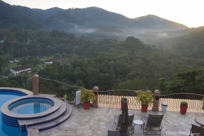 Vista para Serra da Mantiqueira com princípio de nevoeiro