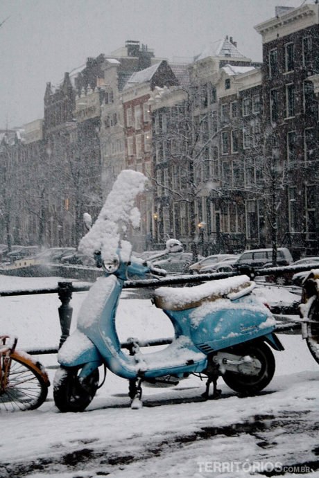 Vespa azul estacionada em um canal de Amsterdam - Holanda Vespa azul estacionada em um canal de Amsterdam - Holanda