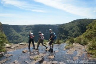 Trilha passa por cima da cachoeira do Tigre Preto Trilha passa por cima da cachoeira do Tigre Preto