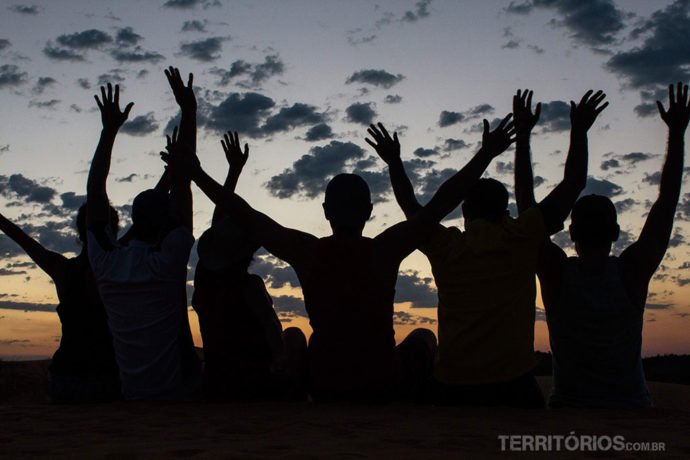 A energia boa dos amigos no pôr do sol nas dunas Descobrindo o Jalapão