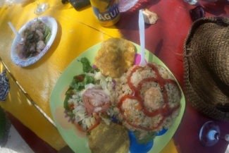 Plátanos e frutos do mar no melhor tempero da viagem Plátanos e frutos do mar no melhor tempero da viagem