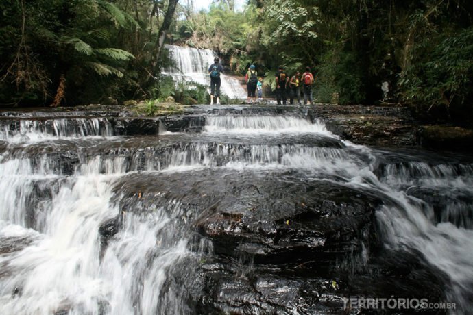 Trilha subindo a cachoeira