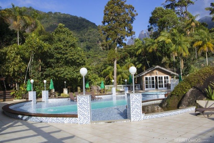 Piscinas adulto e infantil rodeadas pela Mata Atlântica