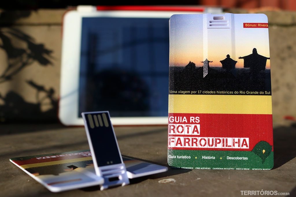 Mini livro Guia RS Rota Farroupilha é um pen card souvenir do RS