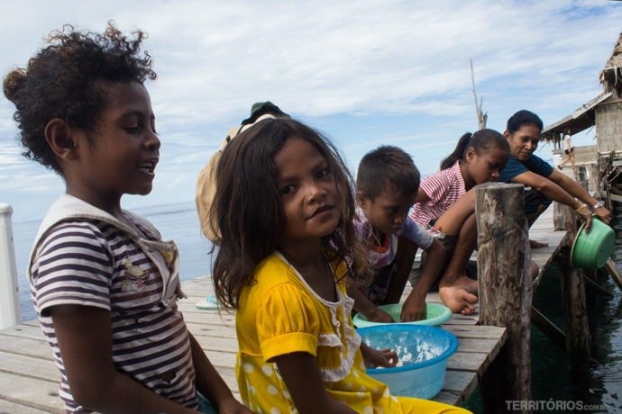 Poses e olhares das crianças de Sawinggrai em Raja Ampat, West Papua - Indonésia