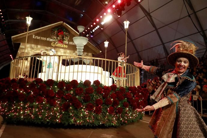 Grande desfile de Natal acontece toda semana durante o Natal Luz em Gramado