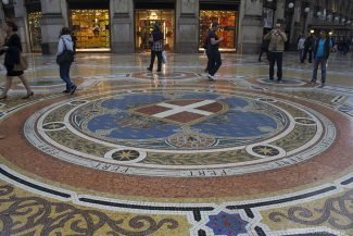 O octógono central representa as capitais italianas em diferente épocas: Milão, Torino, Firenze e Roma. Os lustres representam os continentes, América, Europa, África e Ásia O octógono central representa as capitais italianas em diferente épocas: Milão, Torino, Firenze e Roma. Os lustres representam os continentes, América, Europa, África e Ásia
