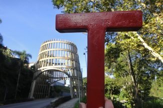 No pórtico de Bento Gonçalves, no Rio Grande do Sul