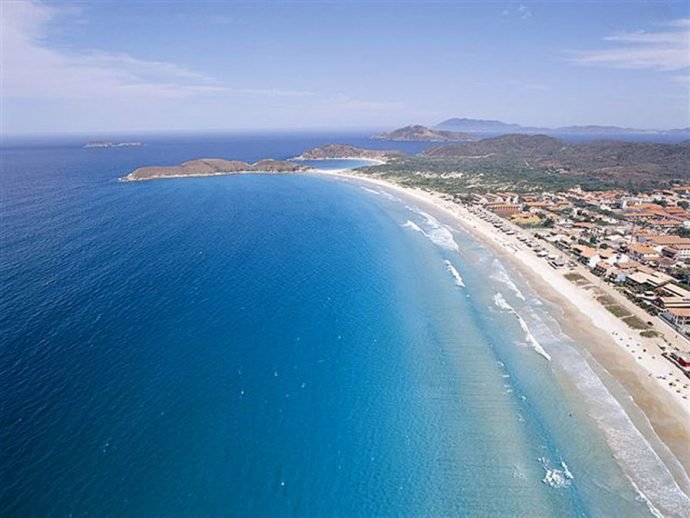 Mar azul em Cabo Frio