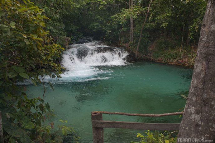 Água cor de esmeralda na Cachoeira da Formiga