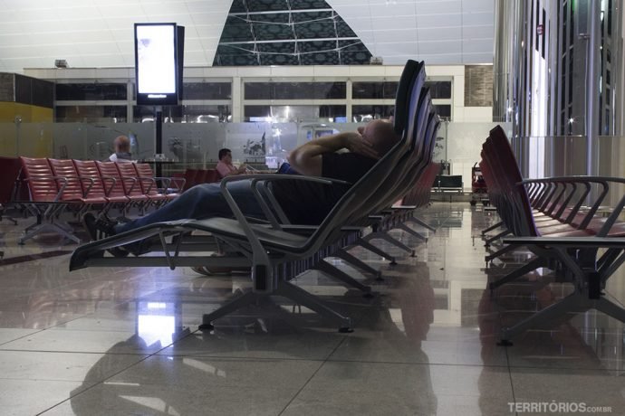 Área de embarque em Dubai tem espreguiçadeiras de sobra