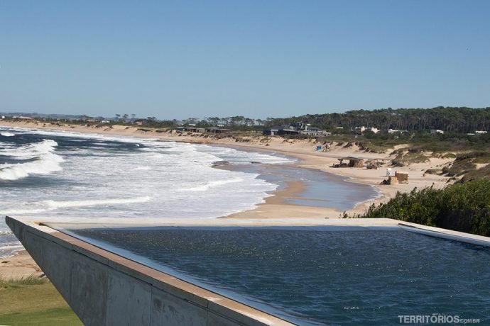 Praia Mansa vista da piscina do Playa Vik, exemplo de arquitetura moderna em José Ignacio Praia Mansa vista da piscina do Playa Vik, exemplo de arquitetura moderna em José Ignacio