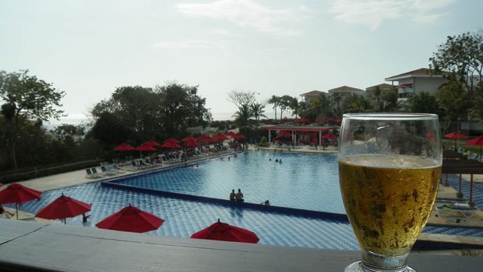 Uma das piscinas do resort