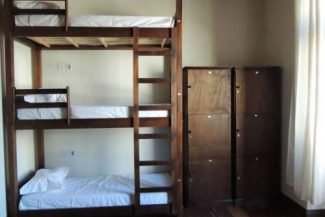 Beliches e armários no quarto compartilhado Beliches e armários no quarto compartilhado