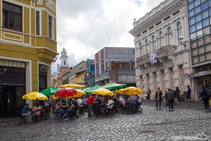 Hostel segundo andar do prédio histórico amarelo
